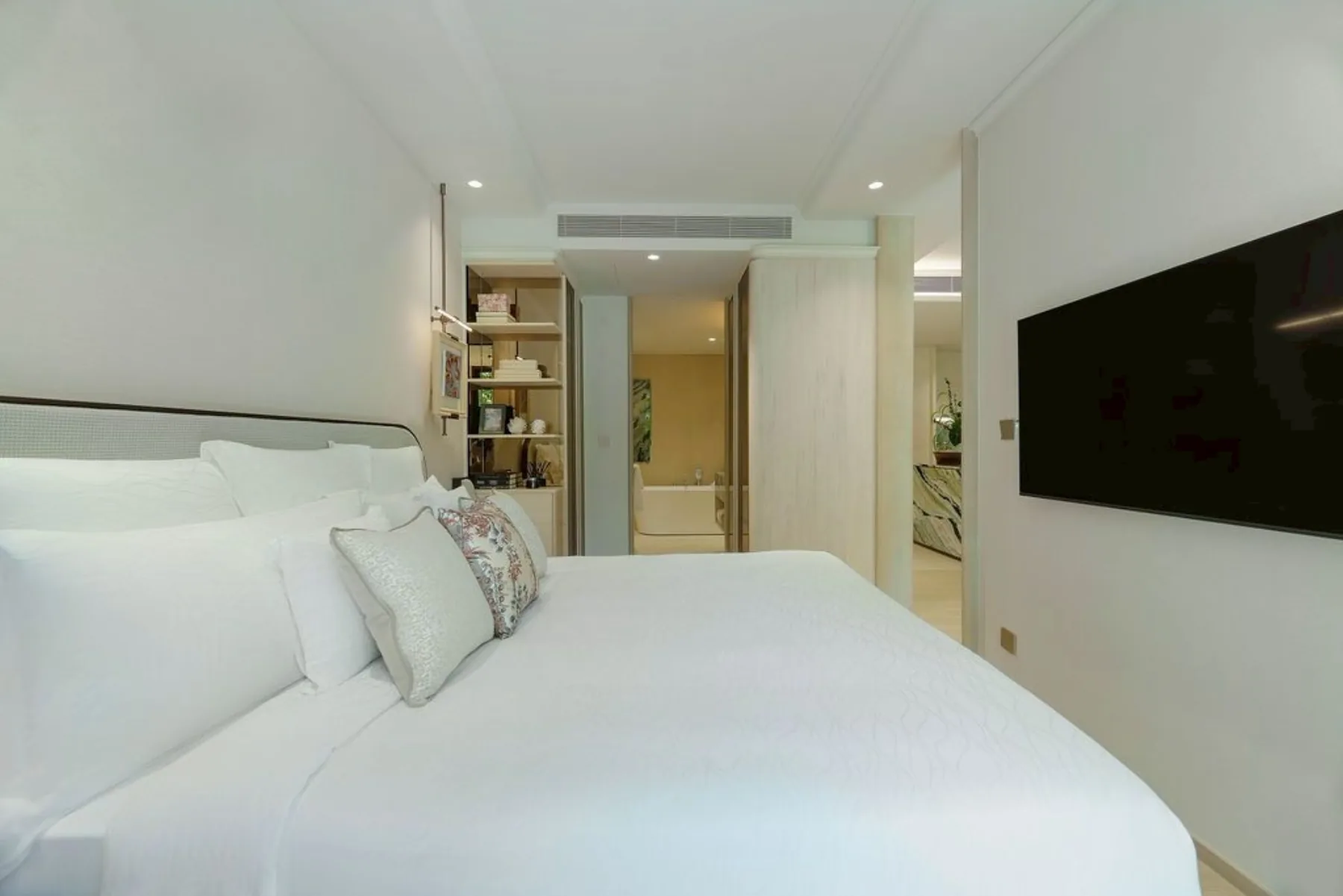 1-bedroom show suite, 67 m² — photographed on site · 8/12